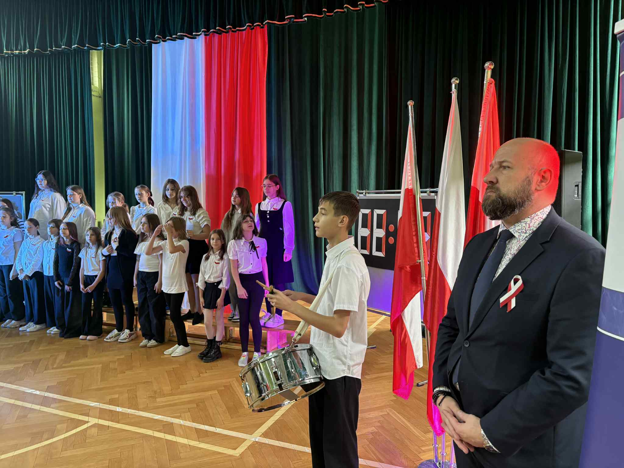 Wspólne śpiewanie „Mazurka Dąbrowskiego” w SP3 im. Mikołaja Kopernika we Włocławku