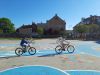 Przygotowanie praktyczne uczniów do egzaminu na kartę rowerową, czyli jazda na rowerze na szkolnym placu manewrowym.