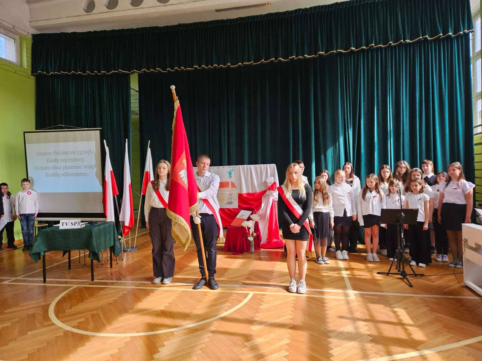 Apel z okazji Święta Konstytucji 3 Maja- klasy IV-VIII